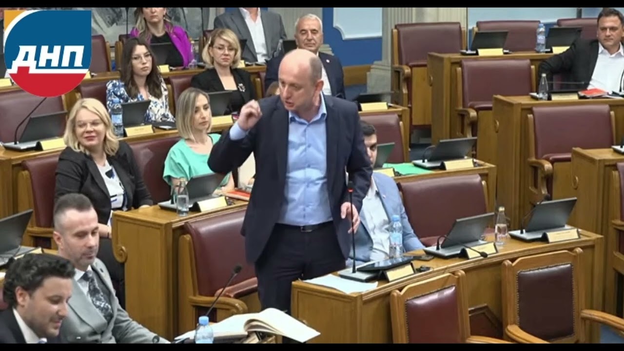 КНЕЖЕВИЋ АБАЗОВИЋУ: НЕМОЈТЕ БИТИ ЖЕНА ОБИЧНОГ ГРОБАРА!