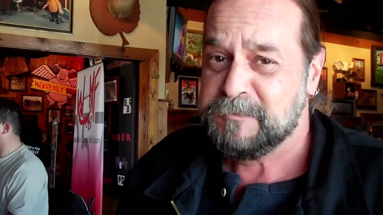 Harley tries Pig Lickers at Famous Daves