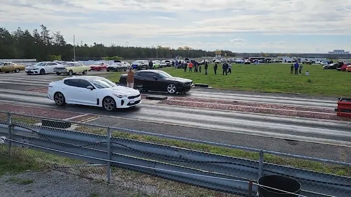 Challenger SRT8 vs Kia Stinger twin turbo 