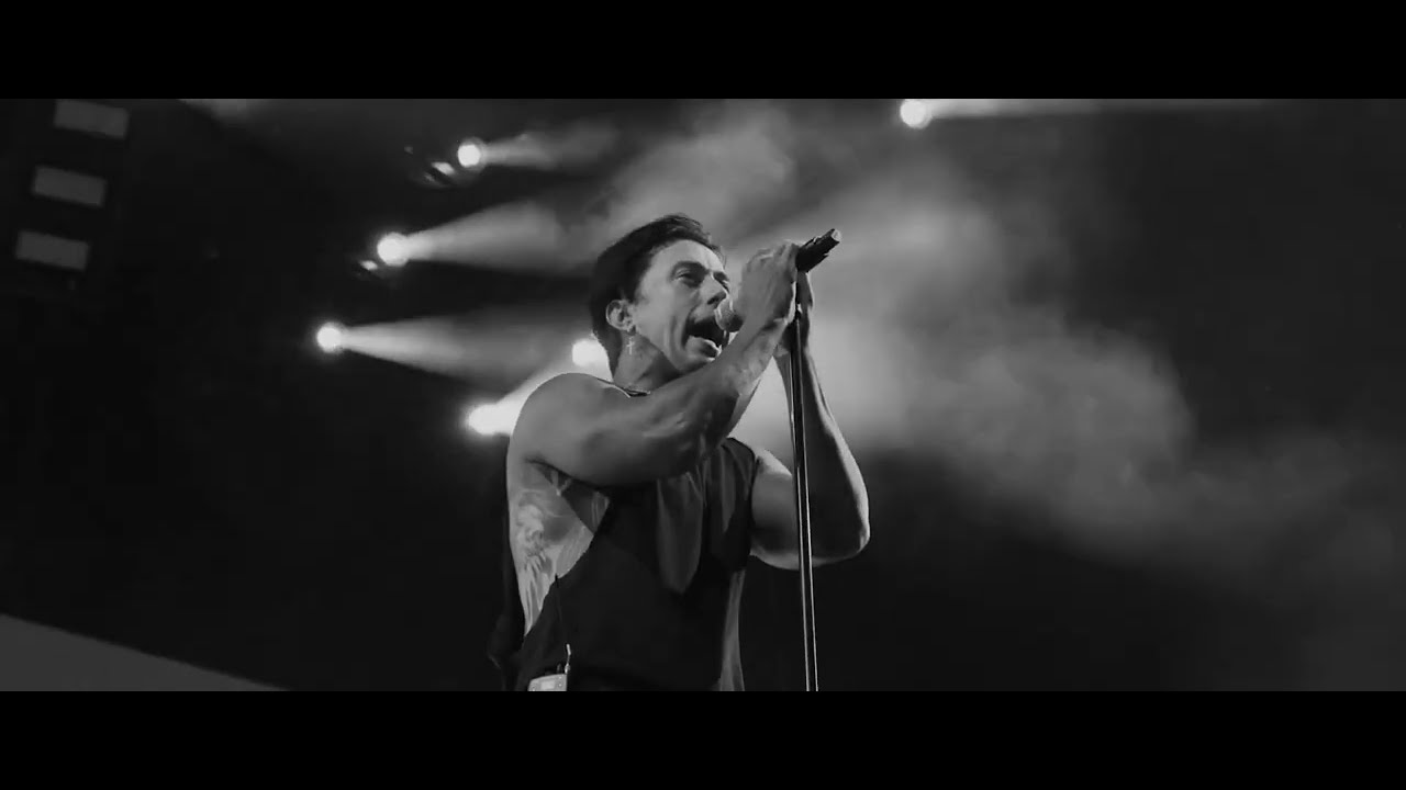 Falling Performance Falling In Reverse: Live Performance of