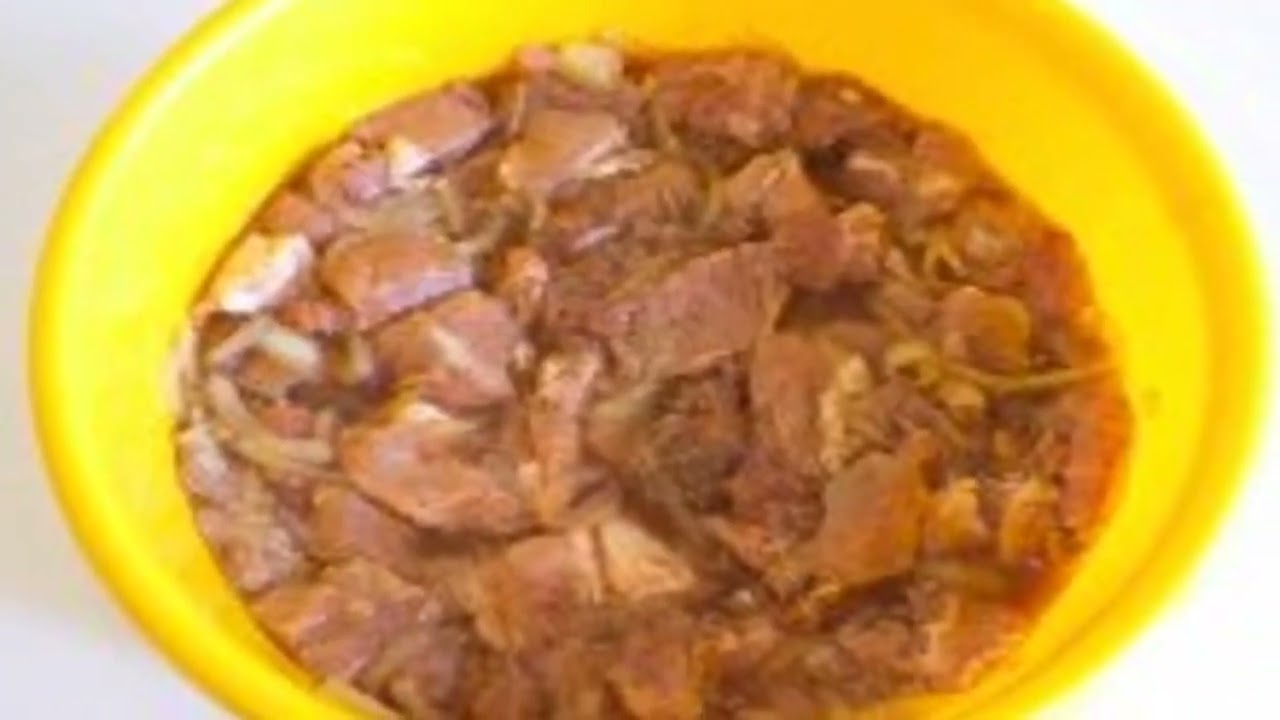 Приготовление барбекю в электрической печи для барбекю.