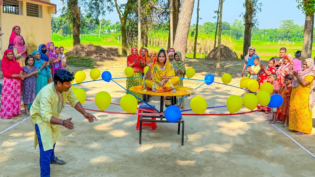 ঘুড়ন্ত ২৫ বেলুনের ভীড়ে টার্গেট করে ৫ নীল বেলুন ফাটিয়ে হাতভর্তি পুরস্কার জিতে নিলো গ্রামের আপারা !