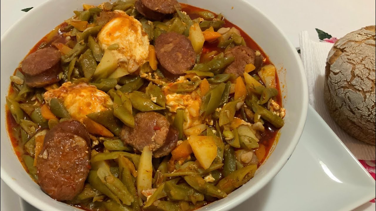 Feijão Verde Guisado com Chouriço e Ovos Escalfados