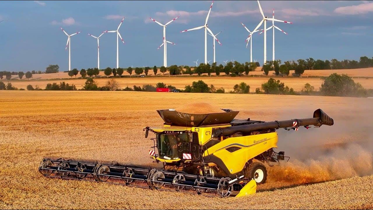 New Holland CR 11 with 50 ft MacDon Cutting unit during the barley harvest , Raw Sound, 4K UHD