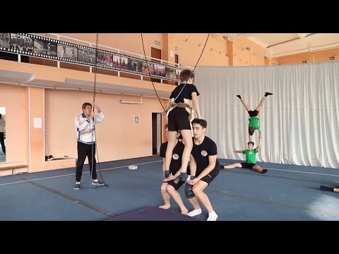 Тренировка с микрофоном в школе акробатики