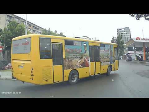 ავტუბუსი წითელზე გადმოდის და საავარიო სიტუაციას ქმნის