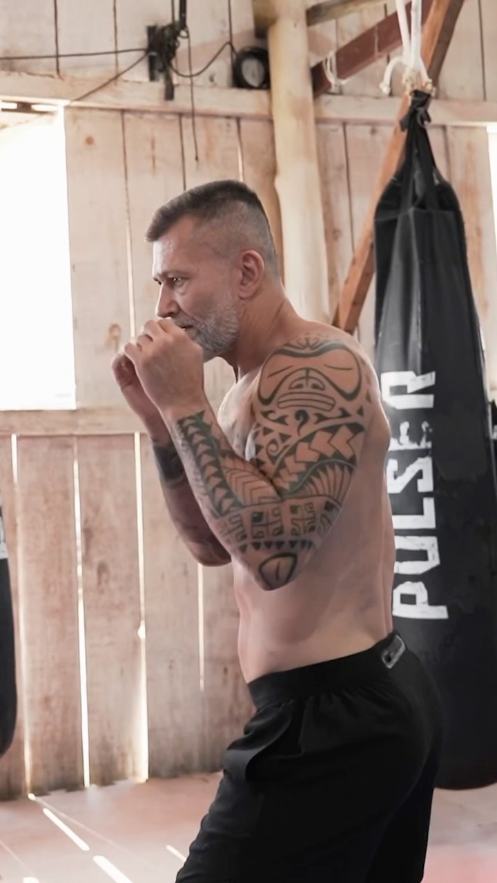 Entenda de uma vez por todas a postura correta para a guarda no #muaythai ?
