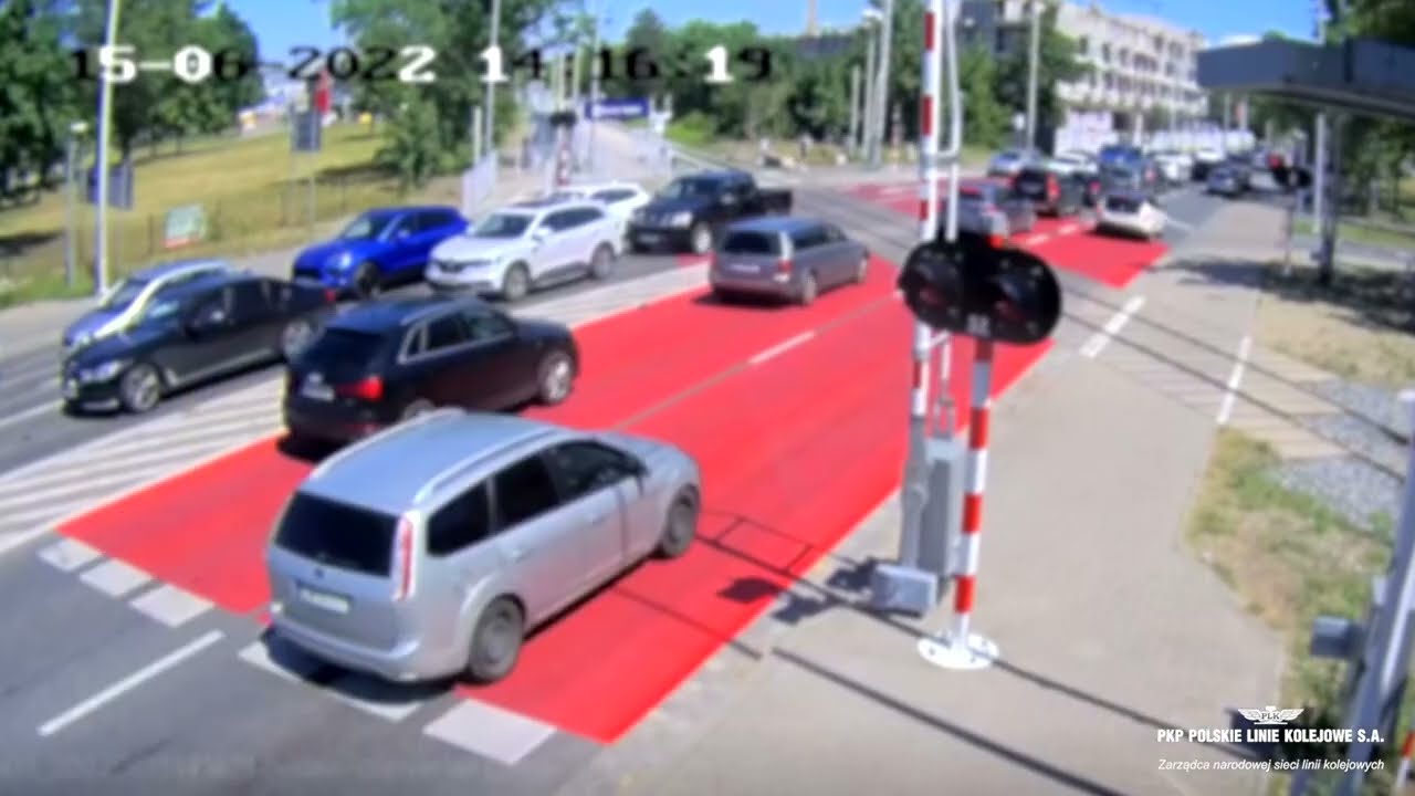 Wrocław: nieodpowiedzialni kierowcy uszkadzają rogatki na przejazdach kolejowo-drogowych