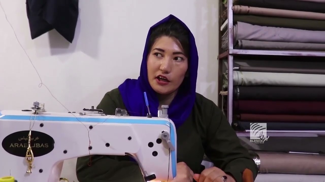 خانم خیاط در شهر نیلی دایکندی نسبت به خیاطان دیگر مشتری زیاد دارد