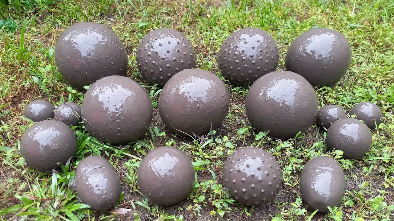 Menemukan bola kotor berlumpur ! bola emoji, bola basket, bola sepak, bola warna warni, bola part 9