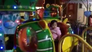 陳莘亞去汐止鐵道市集玩小飛機-2014年11月15日2歲7個月