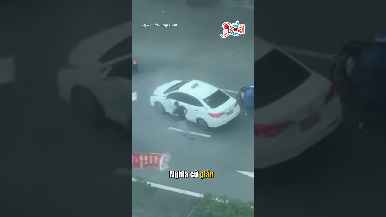 Người đàn ông băng ra đường giúp đỡ 2 người đi xe máy bị mưa bão quật ngã
