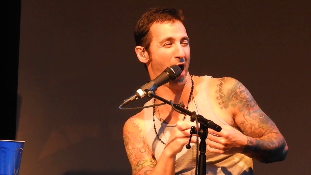 Sully Erna singing Dream On 10/18/17 NH YouTube