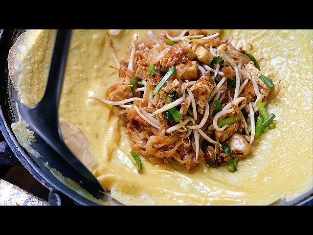 Thai Food - GIANT PRAWN PAD THAI OMELETTE Aoywaan Bangkok Seafood Thailand | Travel Thirsty