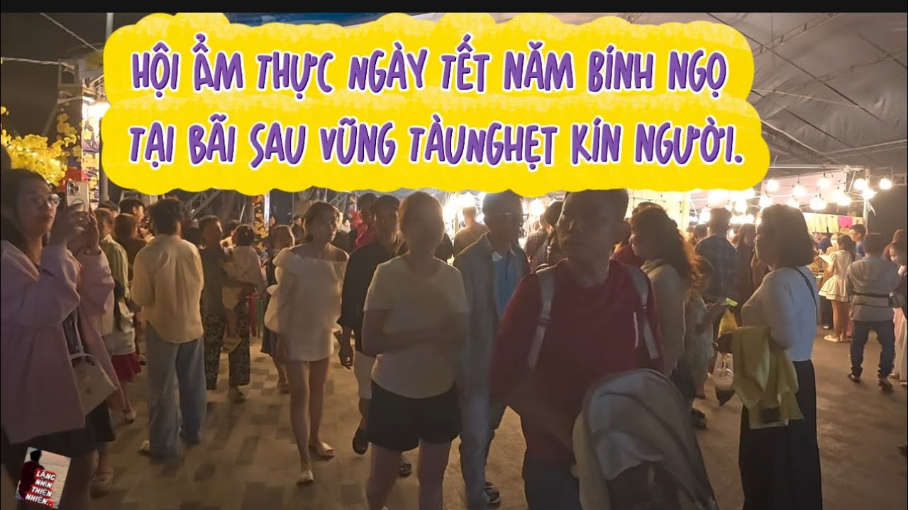 Hội chợ ẩm thực Tết năm Bính Ngọ tại bãi sau Vũng Tàu nghẹt kín người tối mùng 4 Tết.