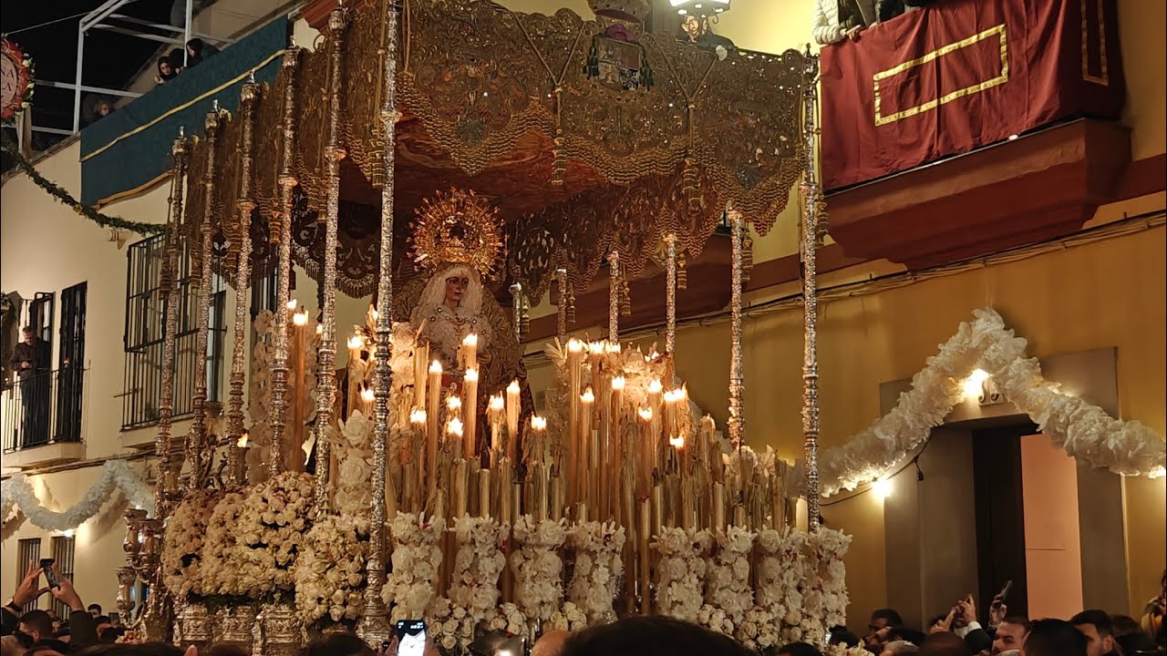 LA MACARENA en calle Parras al son de 'Coronacion de la Macarena' | Procesion Magna 2024