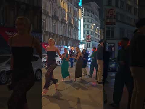 ليالي سحرية في لندن حياة ليلية لندن أجواء حفلات ليالي حضرية فيروسي أجواء شارع