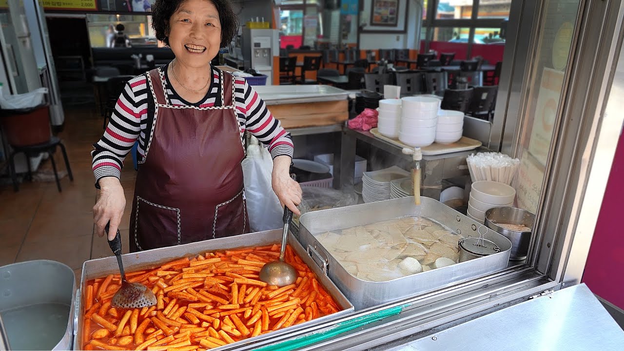 ⁣34살부터 40년째야!" 할머니의 2000원 국물떡볶이 맛집┃Tteokbokki, Sundae, Korean street food