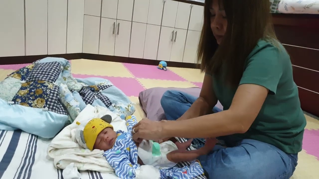 คุมย่าเปลี่ยนแพมเพิสให้ทิการ์คับ ☺