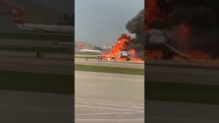 Пассажирский самолет загорелся после экстренной посадки в московском аэропорту Шереметьево