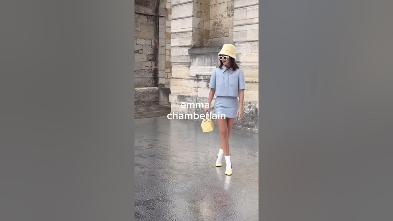 Emma Chamberlain Waved At Fans During Paris Fashion Week #emmachamberlain # parisfashionweek 