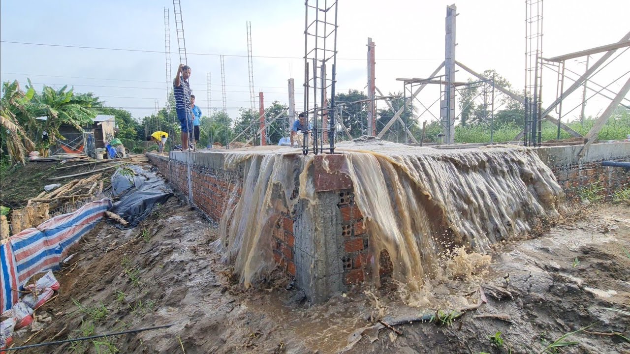 Xà lan bơm cát vàng Campuchia san lấp nền nhà/Pumping Cambodian yellow sand to level the house floor