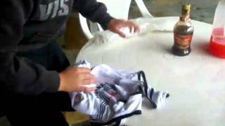 Limpando Mesa Com A Camisa Do Fred.