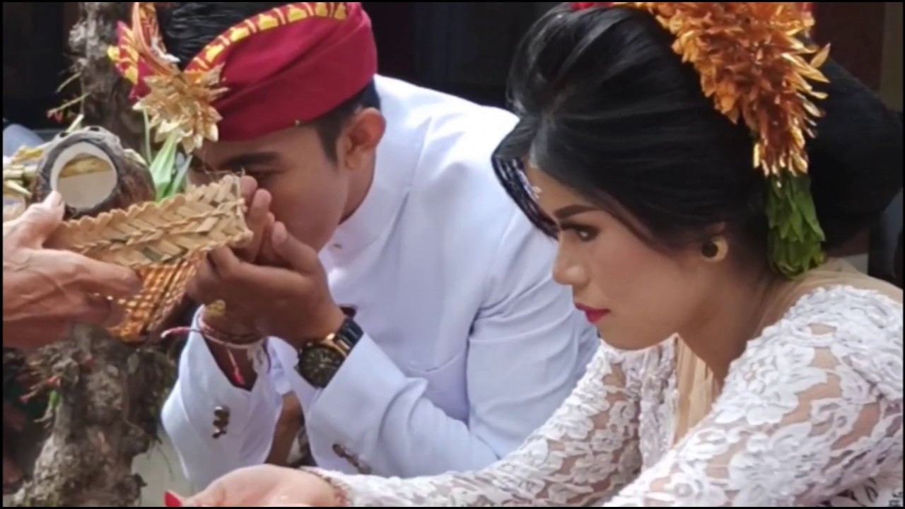 Balinese Wedding Ceremony (Prosesi Ngidih) Miantara & Leniarti - YouTube