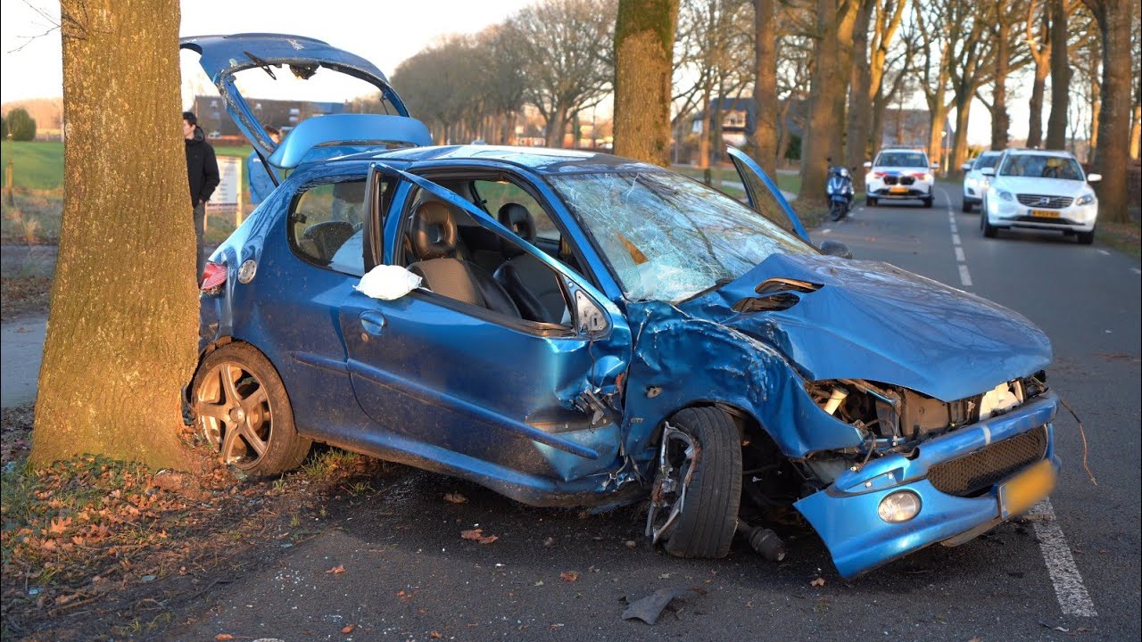 Auto botst op twee bomen - Zevenhuisterweg Nieuw-Roden