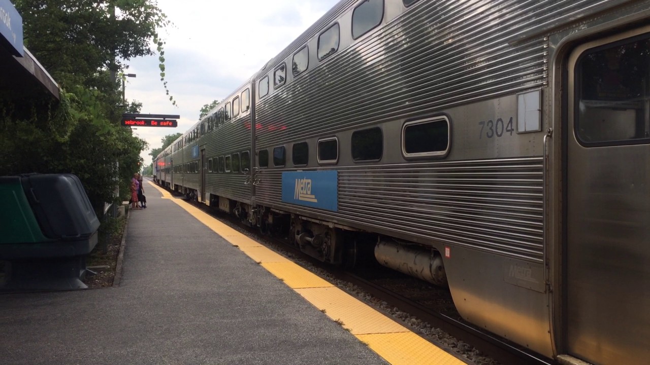 metra-milwaukee-district-north-line-enters-edgebrook-youtube