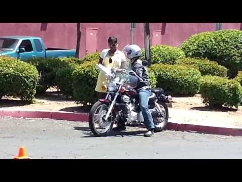 Video: Ilan sa mga katanungan ang nasa pagsubok sa motorsiklo ng California DMV?