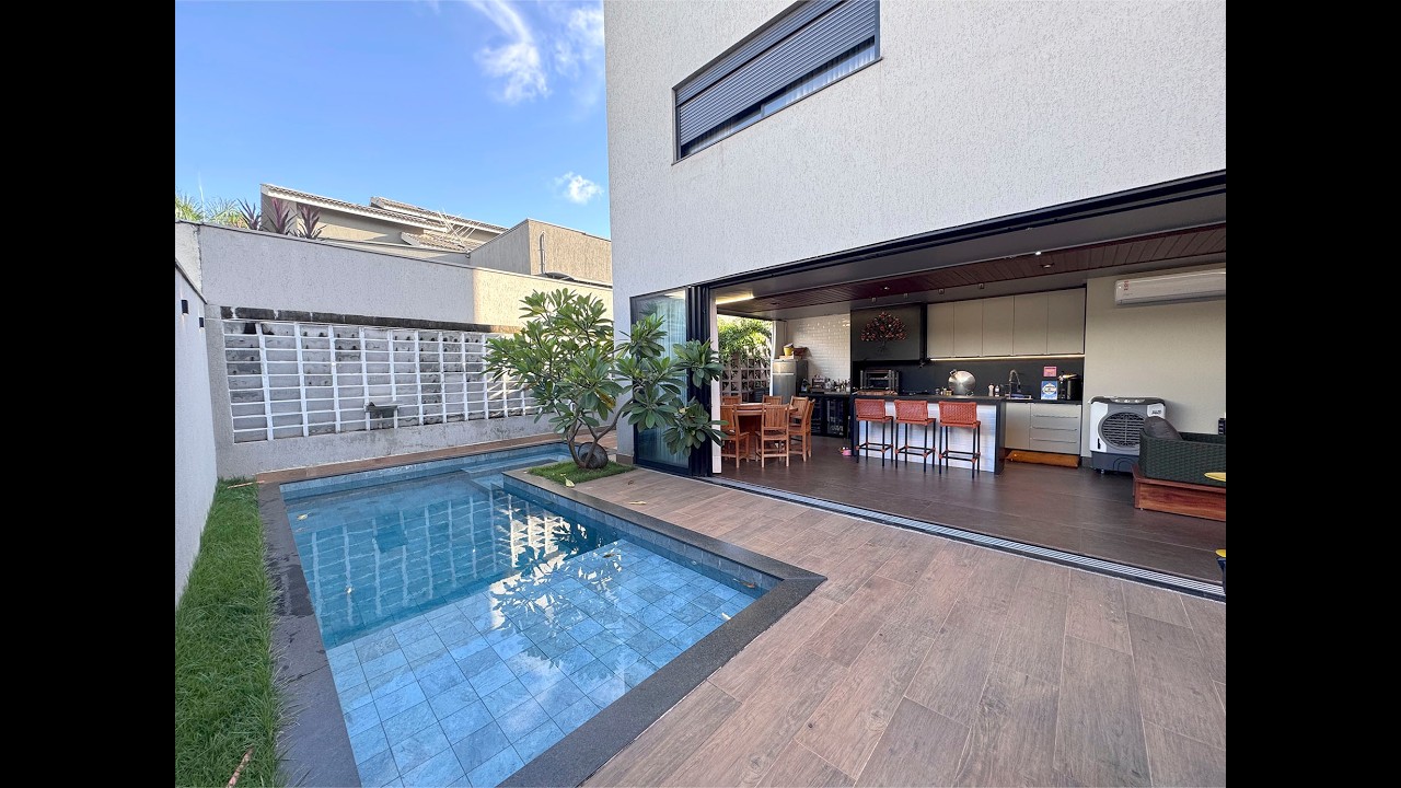 Sobrado Imponente com 4 suítes, energia fotovoltaica, pouco tempo de construção e piscina aquecida.