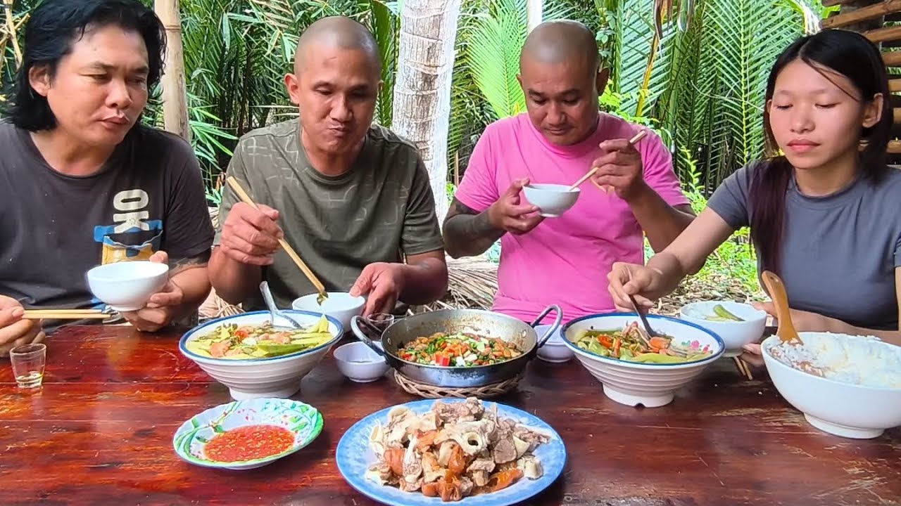 Bữa Cơm Gia Đình Bỗng Náo Loạn Khi Thánh Lầy Xuất Hiện