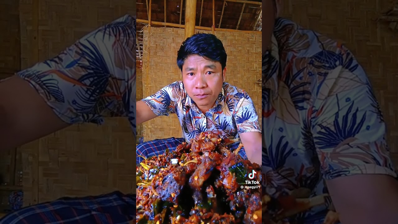 Eလို့မှုတ်ပြနေတဲ့မှည့်ကြီး