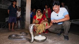 अनोखी घटना- नाग पंचमी पर दूध और लावा चढ़ाने के बाद आ गया असली का नाग! क्या सच में साँप दूध पीता है?