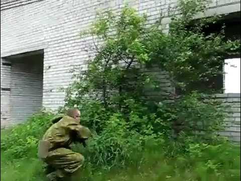 старые деревянные окна в подъезде. проход под окнами. заброшенное здание внутри. погреб под домом. погреб под террасой.