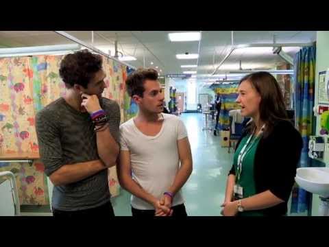 Lawson sing to sick children in hospital Lawson sing to sick children in hospital