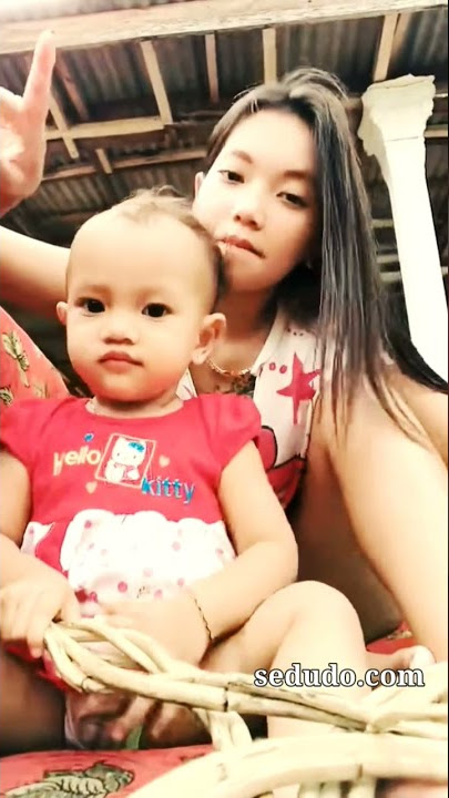 dedeknya pakai CD pink yaa