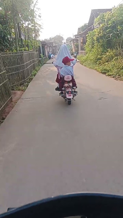 ktmu alwi ama cua di jln mau skolah pake spedah listrik   . shorts #trending  lucu