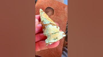 Mookaite jasper is beautiful but was hard for me to knapp #flintknapping #rockhound