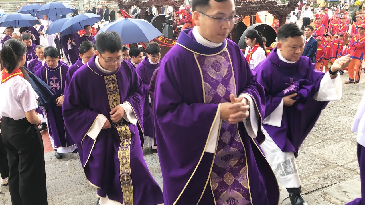 Tuần Chầu Chính Tiệc Giáo Xứ Hai Giáp Giáo Phận Bùi Chu Đón Đoàn Lễ Nghi Vào Dâng Thánh Lễ Đồng Tế 