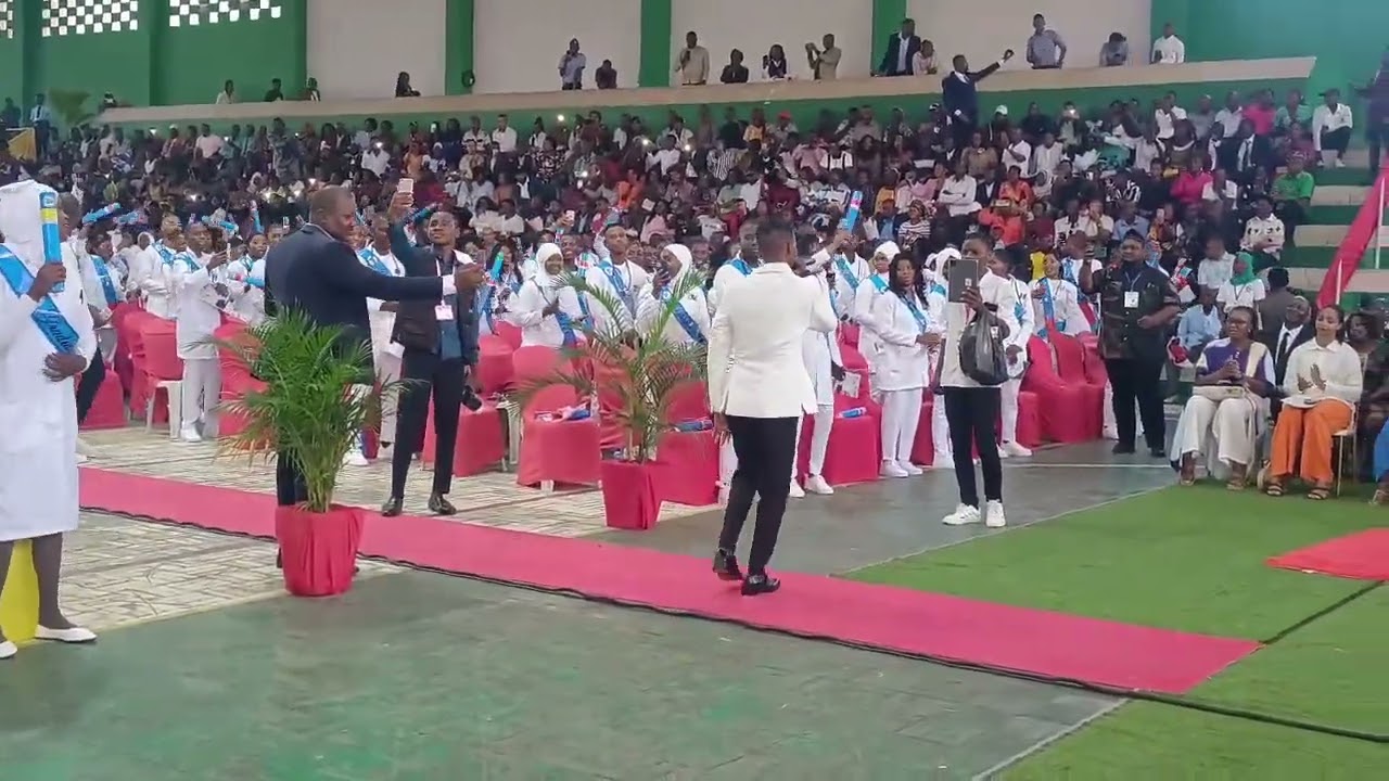 Professor Lay canta Makhalelo com os recém graduados em Nampula Cidade
