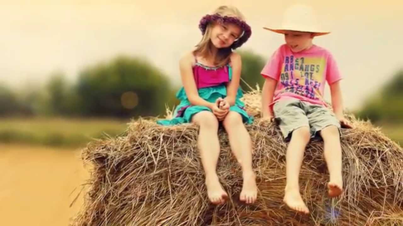 дети едят арбуз. лето дети. девочка ест арбуз. арбузное настроение. красивый август для детей.