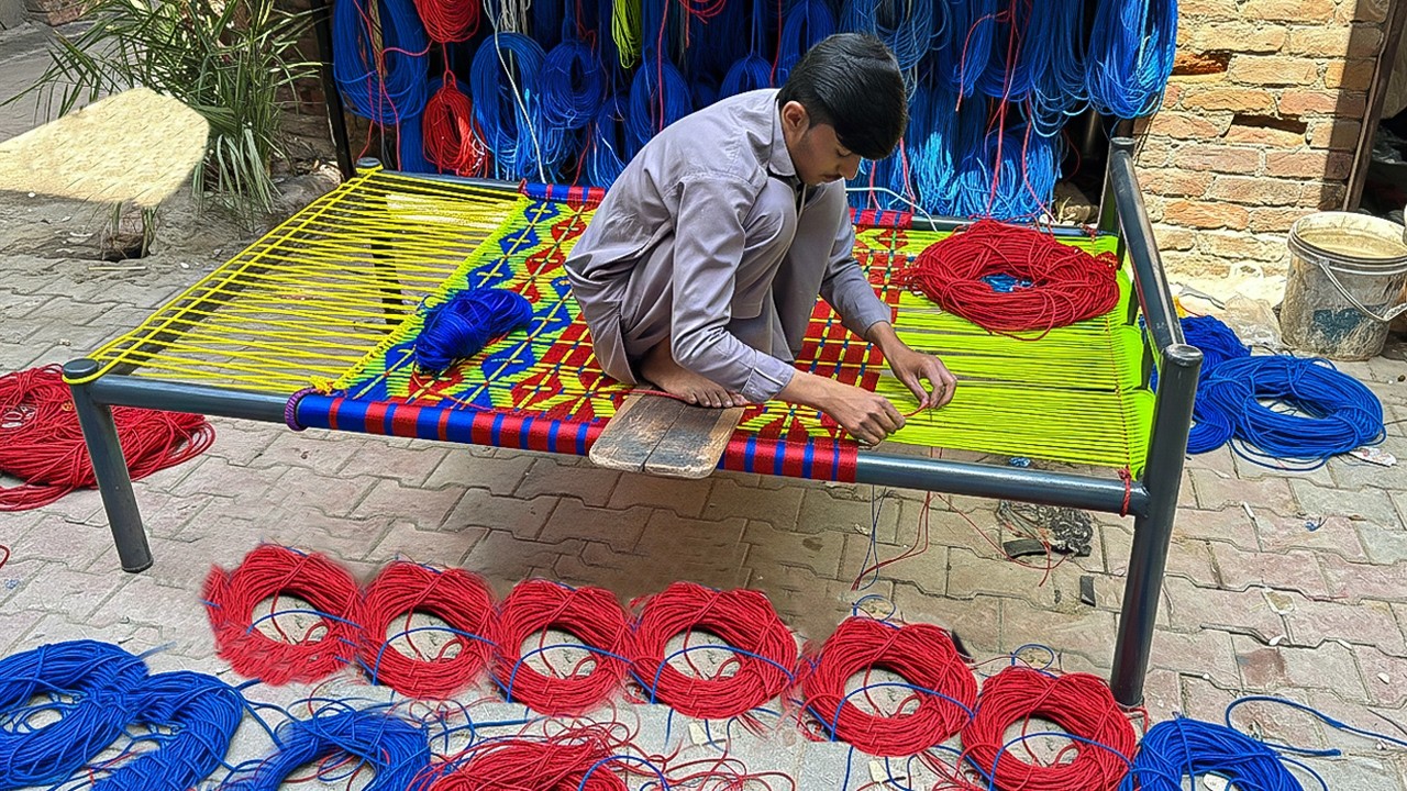 Amazing Technique Of Weaving a Cot | Wonderful Designed Nylon Rope Cot ...