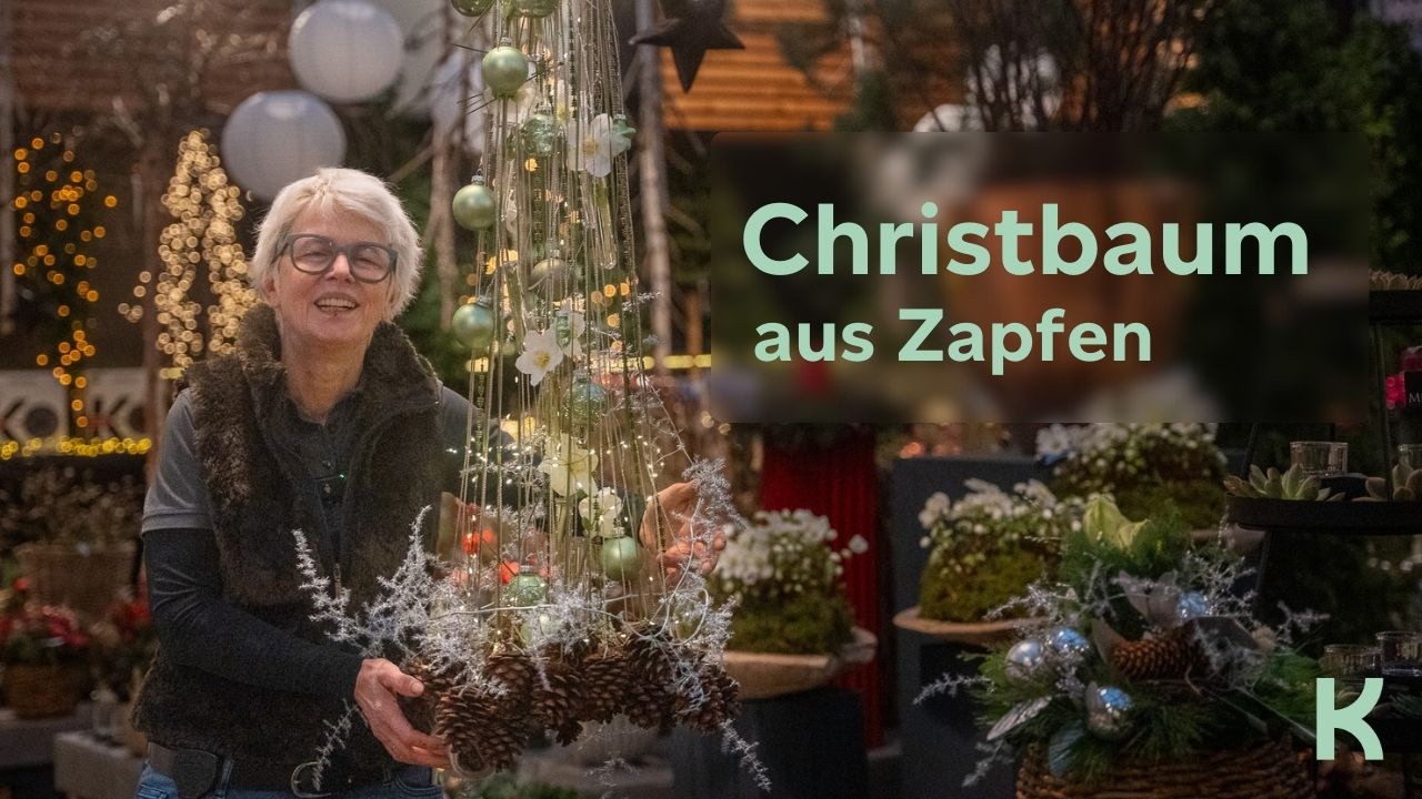 Weihnachtsdeko zum Aufhängen – schlichte Baumform aus Zapfen und Kugeln