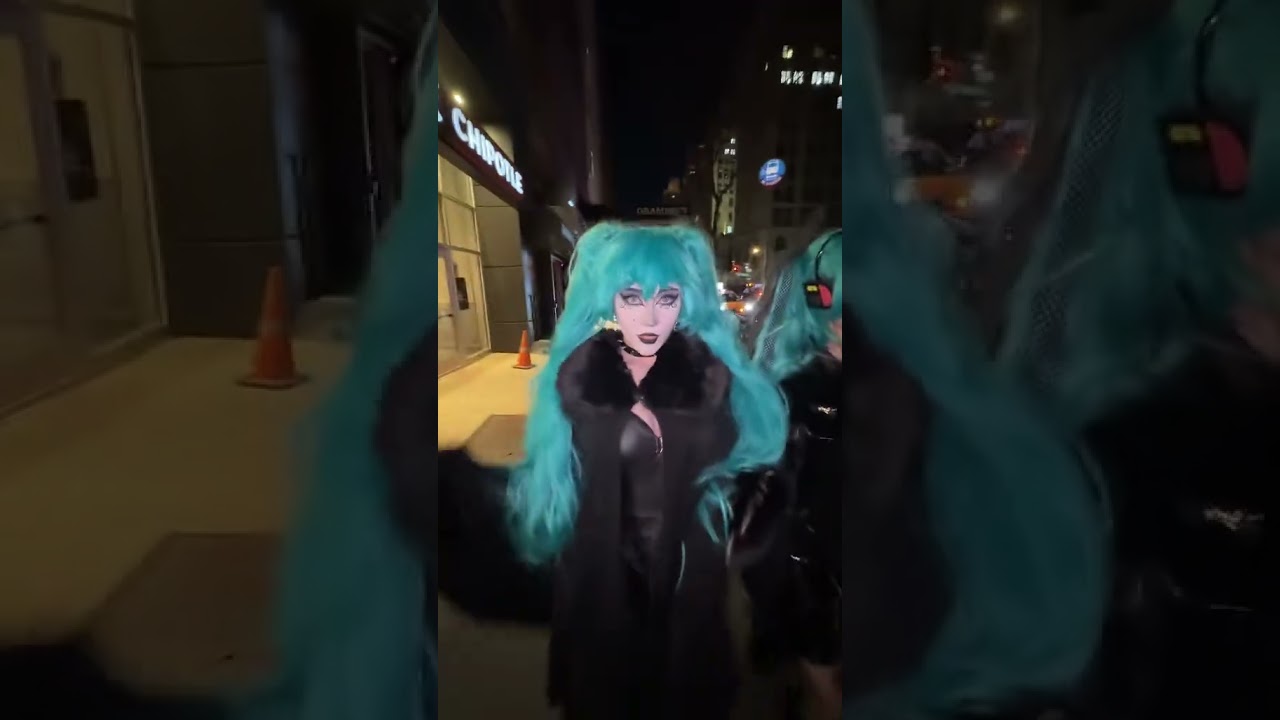 Goth Miku’s Walking Trend💙 @kaiamiller #miku #hatsunemiku #gothmiku #tradgothmiku #tradgoth #goth