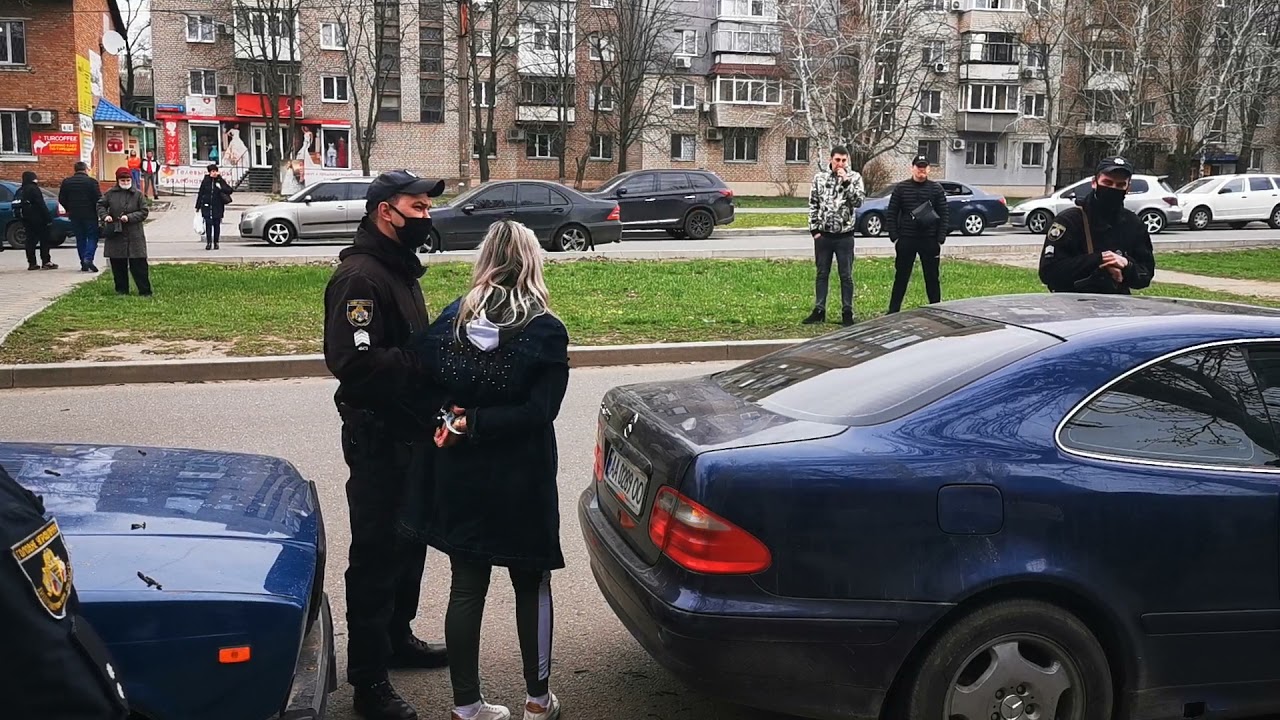 Полиция в центе города стрела по Мерседесу