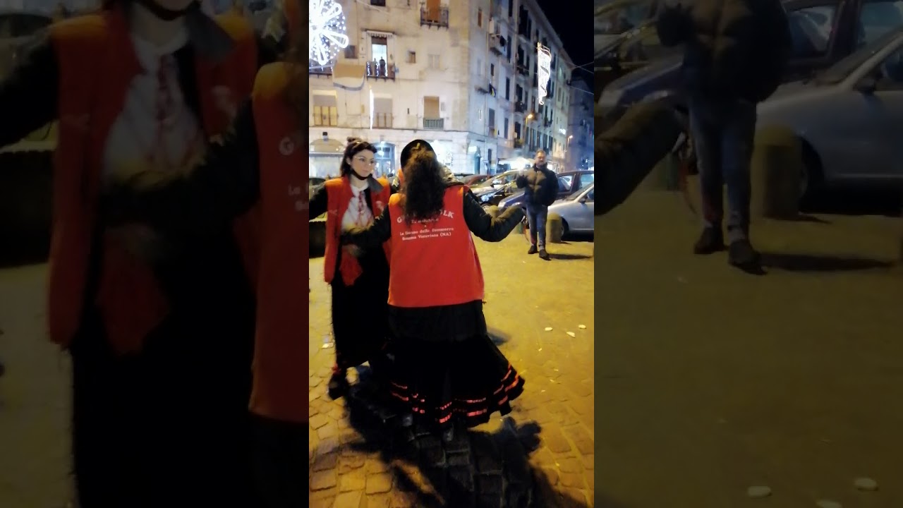 Tammurriata a Napoli con il Gruppo Folk Zì Riccardo e le Donne della Tammorra