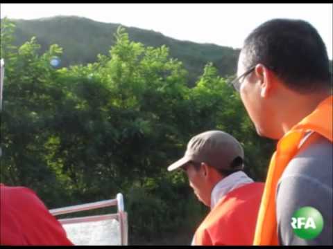 asian garden [북중 국경 1500km를 가다] 북 군인에게 담배 주는 관광객
