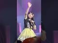 手を振るあきちゃん